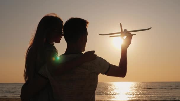 哥哥和妹妹在海滩上一起玩玩具飞机 — 图库视频影像