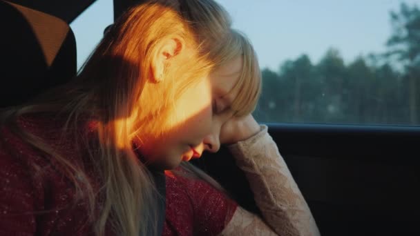 Un bambino assonnato viaggia in macchina. Lungo viaggio — Video Stock