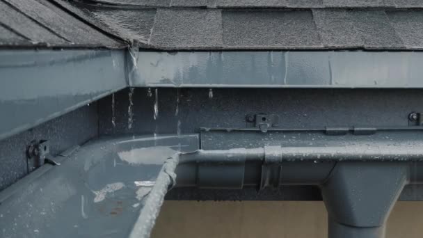 Jets de pluie s'écoulent dans le système de drainage sur le toit de la maison — Video