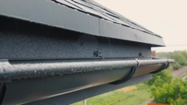 Evin çatısındaki drenaj sisteminin oluğu.