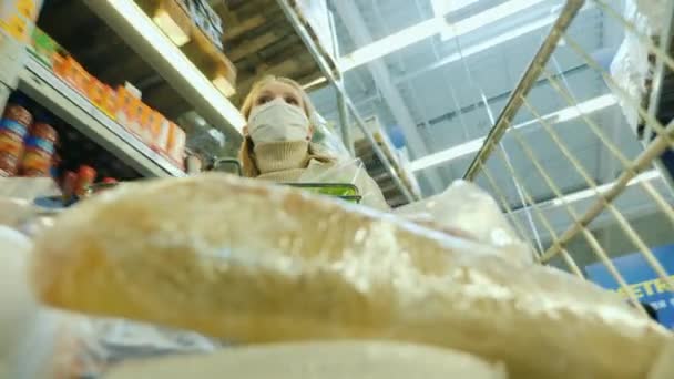 Shopper al negozio di alimentari indossa maschera protettiva, shopping durante pandemia coronavirus — Video Stock