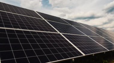 Güneş enerjisi panelleri, bulutlar üzerlerinde hızlı hareket eder.