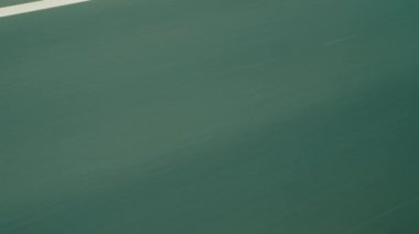 Çerçevede, asfalt yolda ve yol işaretlerinde