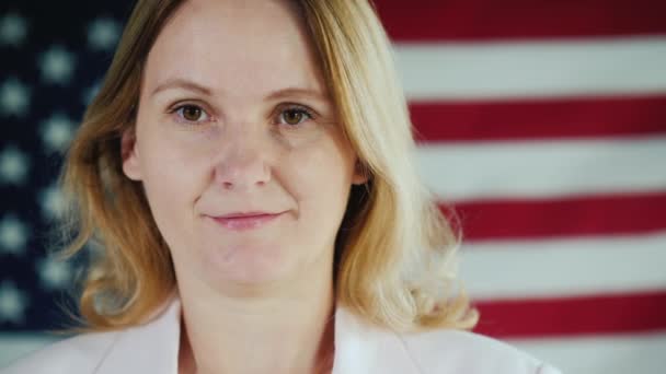 Kobieca twarz lekarza noszącego maskę medyczną pośród amerykańskiej flagi — Wideo stockowe