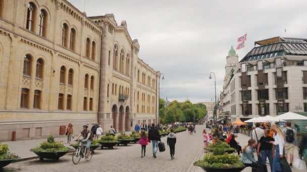 Oslo, Norge, juli 2018: Folk strosar runt i parlamentsbyggnaden i Oslo — Stockvideo