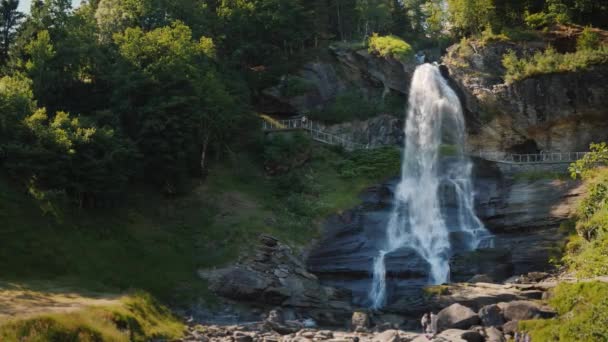 Norveç 'te muhteşem Steinsdalsfossen şelalesi — Stok video