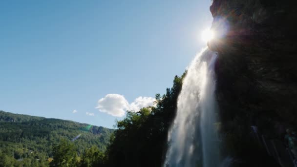 Güneş Norveç 'teki Steinsdalsfossen şelalesinden parlıyor — Stok video
