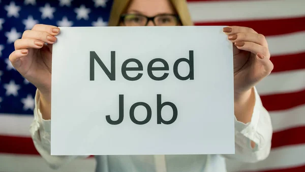 Femme tenant une affiche Besoin d'emploi. L'emploi aux Etats-Unis — Photo