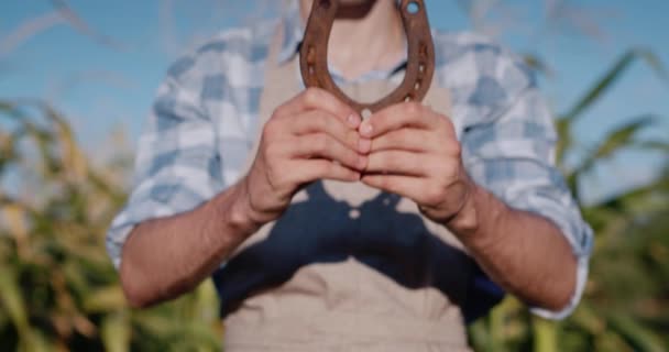 Farmář ukazuje koně - symbol štěstí — Stock video