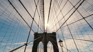 Brooklyn Köprüsü 'nün sütunlarının silueti, köprünün kanvasını tutan bir sürü ip.