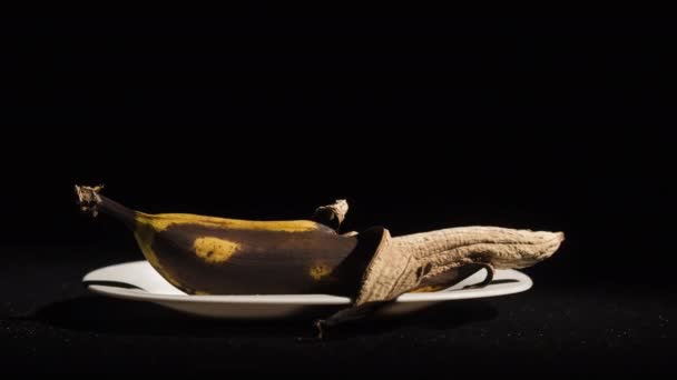 The old banana is gaining strength and recovering. Male power concept — Stock Video