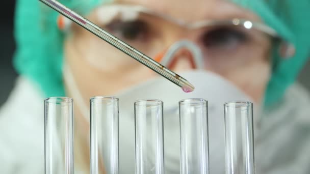Investigadora femenina trabaja en el laboratorio con tubos de ensayo y sustancias químicas — Vídeo de stock