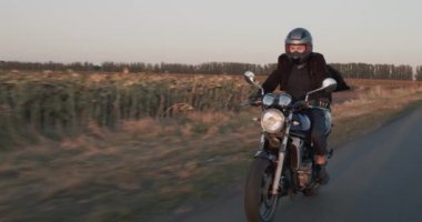Ben kır yolunda motosiklet sürüyorum. Yavaş çekim videosu