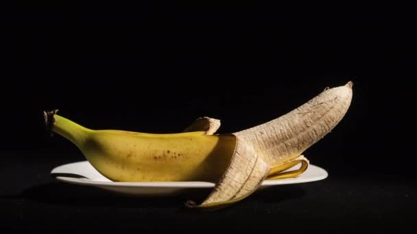 Композиция Два банана в тарелках - свежий и гнилой — стоковое видео