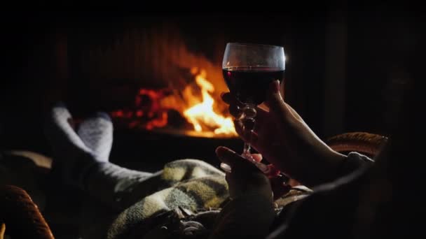 Večer o samotě u krbu se sklenkou vína - uniknout od všeho konceptu — Stock video