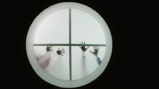 Enge handen buiten het raam, horror concept — Stockvideo