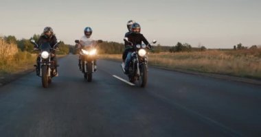 Bir grup motorcu arka arkaya otoyol boyunca gidiyor..