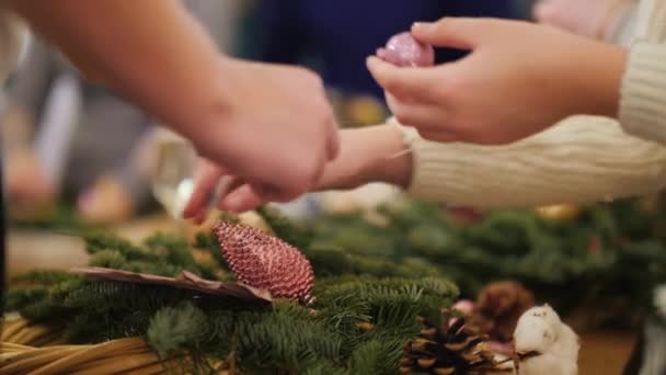 Mutter und Tochter basteln bei Meisterkurs Weihnachtskranz — Stockvideo