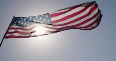 Amerikan bayrağı güneşte dalgalanır. Yavaş çekim videosu