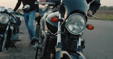 Bir grup motorcu motosiklete biner ve yolculuğa başlarlar.