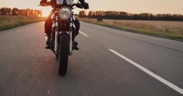 Viaggiando su una moto in autostrada, il sole tramontante splende da dietro — Video Stock