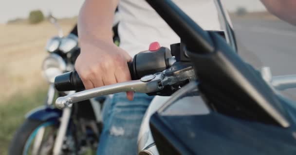 Мотоциклисты начинают мотоциклы, руки на ручке акселератора. Начните путешествие — стоковое видео