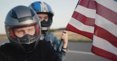 Amerikan bayrağı taşıyan motosikletlilerin portreleri.