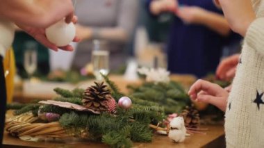 Kozalaklı ağaçlardan Noel çelengi yapma atölyesi