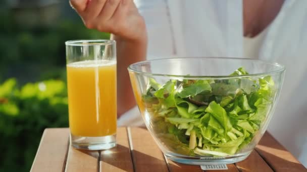 Gezond ontbijt met salade en vers sap — Stockvideo