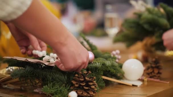 침엽수로 크리스마스 화환을 만드는 작업장 — 비디오