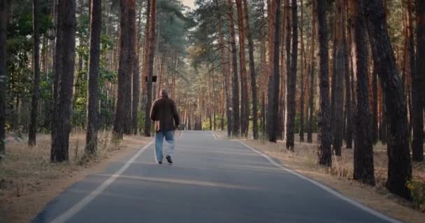 Ubriaco senzatetto cammina sulla strada nel parco — Video Stock