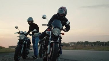 Bir grup motorcu motosiklete biner ve yolculuğa başlarlar.