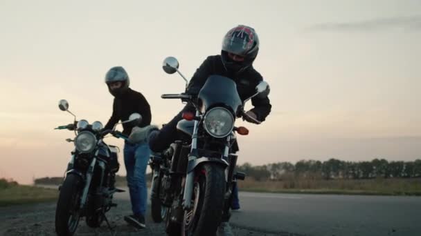 Группа байкеров садится на мотоциклы и начинает путешествие — стоковое видео