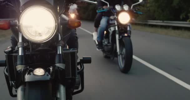 Байкеры ездят по шоссе, в кадре видны фары их мотоциклов — стоковое видео