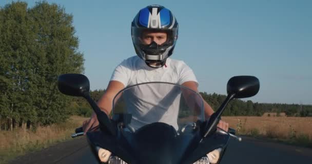 Giovane uomo guida una moto in autostrada — Video Stock