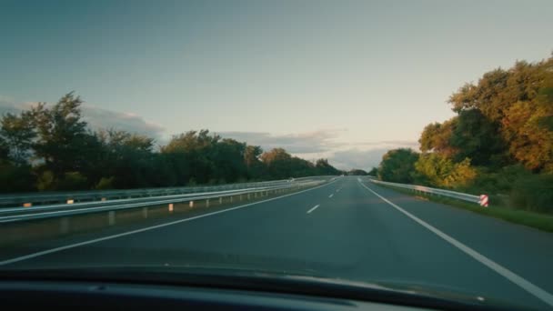 Vista dal parabrezza di un'auto in autostrada — Video Stock