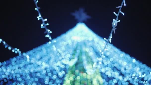 Feestelijke verlichting, wazige lichten van een nieuwjaarsboom. 4k video — Stockvideo