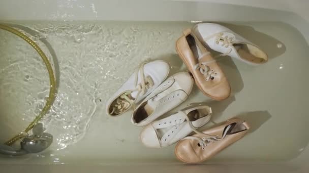 Dirty femei pantofi seva în baie — Videoclip de stoc