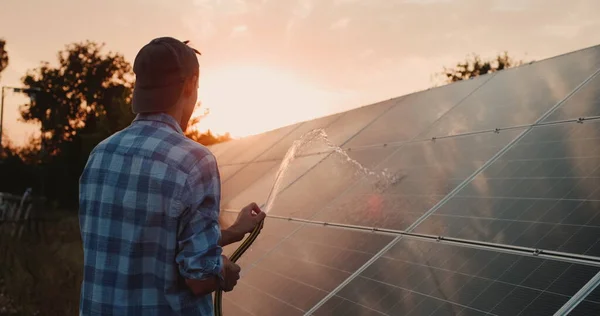 Propietario lava paneles de la planta de energía solar en casa —  Fotos de Stock