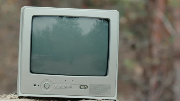 A TV-t puskával lőtték le, a képernyő szétszóródott egy csörgőben. Lassított mozgású videó — Stock videók