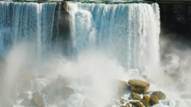 Niagara Şelalesi 'nin su duvarı ve nehrin üzerindeki köprü. Yavaş çekim 180 fps video