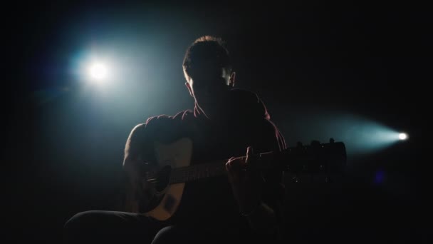 Silhueta de adolescentes, tocando guitarra no palco — Vídeo de Stock