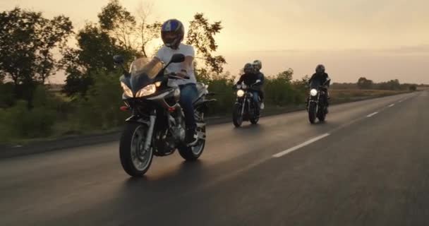 Sekelompok pengendara sepeda motor, berkendara di jalan raya pada malam hari sebelum matahari terbenam — Stok Video