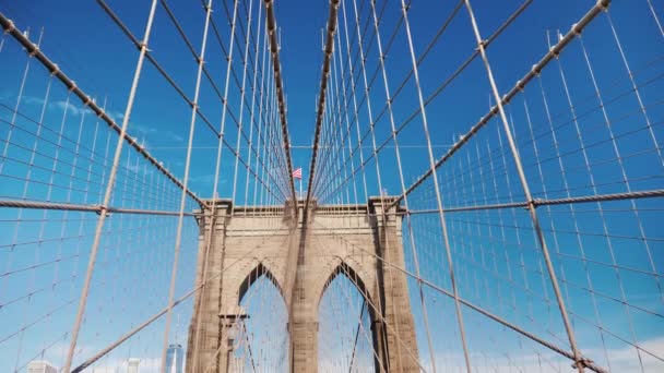 Caminhe ao longo da Ponte Brooklyn em direção a Manhattan. Um dos lugares turísticos mais populares — Vídeo de Stock