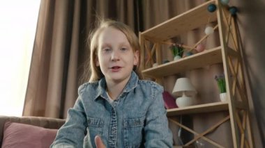 Laptop kamerasından görüntü- video bağlantısı ile konuşan bir çocuk