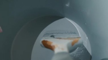 POV vide: İnşaatçı duvarı boyuyor