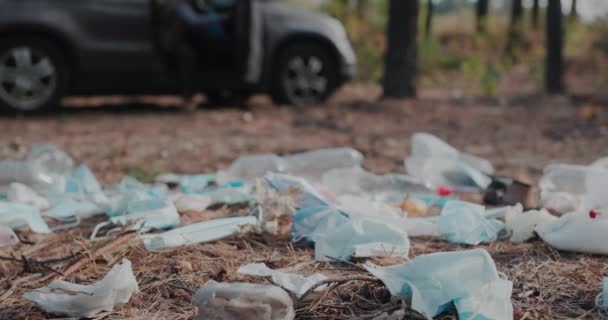Homem inconsciente joga lixo na floresta — Vídeo de Stock