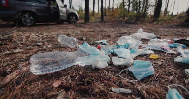 Bilinci yerinde olmayan biri ormana çöp atar. Geniş mercek görüntüsü — Stok video