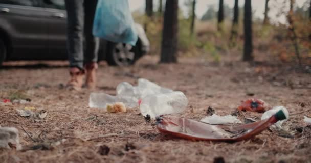 Fahrer wirft Müll aus Arztmasken und anderen Dingen in den Wald — Stockvideo