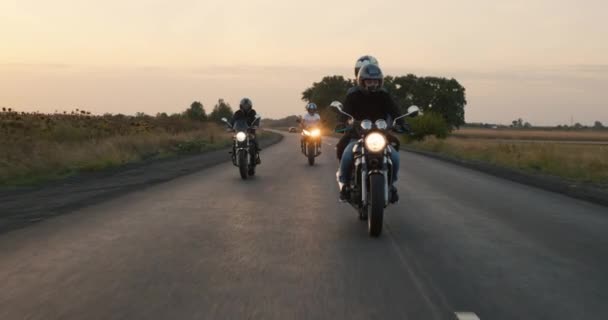 Mladí motorkáři jezdit na motocyklech na dálnici — Stock video
